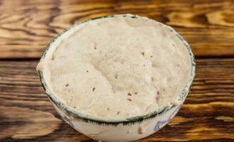 Com cuinar un deliciós pastís de Pasqua amb massa? Escalfeu una mica la llet. Dissoldre el llevat a temperatura ambient en 20 mil·lilitres de llet, afegir un polsim de sucre i farina, barrejar. Deixeu el bol amb la massa en un lloc càlid durant mitja hora.