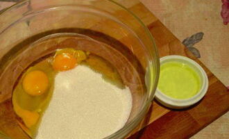 La massa d'Alexandria per a pastissos de Pasqua és fàcil de preparar. En un bol, barregeu els ous, el rovell i el sucre fins que quedi homogeni.