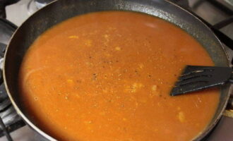 Giet water of bouillon in een dunne stroom, voeg zout toe en meng goed. Ga door met koken totdat de klontjes volledig zijn opgelost. 