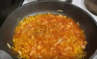Haal het derde deel van de sauteer uit de braadpan, doe het in een kom en laat het een tijdje opzij staan. Voeg tomatensaus toe aan de resterende geroosterde groenten. Als het te dik is, verdun het dan met gekookt water, voeg zout en peper toe en meng goed. Laat een paar minuten op laag vuur sudderen en zet dan de kachel uit. Haal het derde deel van de sauteer uit de braadpan, doe het in een kom en laat het een tijdje opzij staan. Voeg tomatensaus toe aan de resterende geroosterde groenten. Als het te dik is, verdun het dan met gekookt water, voeg zout en peper toe en meng goed. Laat een paar minuten op laag vuur sudderen en zet dan de kachel uit.