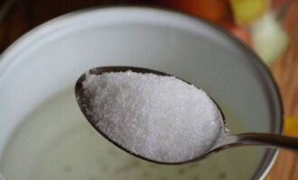 Turnați saramura din borcan înapoi în tigaie. Adăugați sare și zahăr la lichid.Porniți aragazul și aduceți saramura la fierbere. Turnați saramura în borcan. Apoi trimitem oțet și vodcă. Puneți un capac curat pe borcan. Turnați saramura din borcan înapoi în tigaie. Adăugați sare și zahăr la lichid. Porniți aragazul și aduceți saramura la fierbere. Turnați saramura în borcan. Apoi trimitem oțet și vodcă. Puneți un capac curat pe borcan.