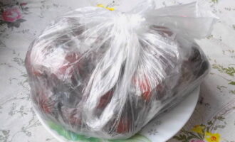 Buộc túi và lắc nhẹ. Để an toàn, chúng ta cho túi đựng đồ bên trong vào một túi khác để nước cà chua không bị rỉ ra ngoài khi bắt đầu nổi lên. 