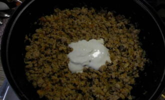 Tornem al farcit. Afegiu una cullerada de crema agra, remeneu i retireu del foc. Tornem al farcit. Afegiu una cullerada de crema agra, remeneu i retireu del foc.