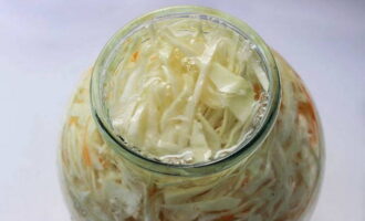 Després d'omplir el pot amb tots els ingredients necessaris, aboqueu-hi aigua a temperatura ambient.