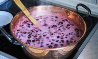 Ilagay ang mga pinggan na may mga berry sa mababang init. Pakuluan. Pagkatapos ay dagdagan ang init at magluto ng isa pang 20 minuto. Haluin ang mga sangkap hanggang sa ganap na matunaw ang asukal.