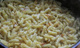 Așezați pastele pe patul de ceapă și amestecați.