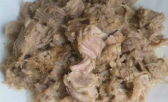 Deschide o cutie de tocană. Atunci când alegeți acest ingredient, concentrați-vă și pe preferințele dvs. Puteți folosi tocană de vită, porc sau pui. Puneți conținutul borcanului pe o farfurie și zdrobiți bucăți mari. Apoi adăugați tocană la ceapa prăjită și amestecați. Deoarece tocanita a fost deja tratata termic si este gata de mancat, trebuie doar sa o incalzim. Pentru a face acest lucru, trebuie doar să o țineți în tigaie sub capac timp de 3-4 minute.
