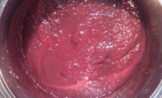 A doua zi, faceți piure amestecul de cireșe cu un blender de imersie până la omogenizare. Puneți fructele de pădure făcute piure pe foc, aduceți la fierbere și fierbeți la foc mic timp de 40 de minute. Se lasa pana se raceste complet. Puneți cireșele înapoi pe aragaz și puneți la foc mediu. Se aduce la fierbere, apoi se fierbe timp de 20 de minute. Amestecați periodic dulceața viitoare, apoi, ca în timpul celei de-a treia gătiri, va fi deja destul de groasă. Opriți focul și lăsați fructele de pădure să se răcească.