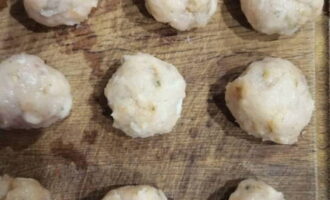 Începem să facem chiftele din carnea tocată. Udați-vă mâinile în apă rece pentru ca carnea tocată să nu se lipească prea mult de mâini. Formăm bile mici, netezindu-le pe toate părțile. Începem să facem chiftele din carnea tocată. Udați-vă mâinile în apă rece pentru ca carnea tocată să nu se lipească prea mult de mâini. Formăm bile mici, netezindu-le pe toate părțile.