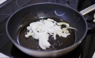 Curatati tigaia de ulei de masline si topim o bucata de unt, pe care prajim ceapa tocata pana devine translucida. Apoi adăugați puțină pastă de roșii și făină și continuați să prăjiți câteva minute. Curatati tigaia de ulei de masline si topim o bucata de unt, pe care prajim ceapa tocata pana devine translucida. Apoi adăugați puțină pastă de roșii și făină și continuați să prăjiți câteva minute.