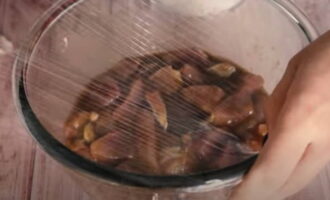 Se amestecă totul bine, astfel încât toate bucățile de carne să fie în marinată și se lasă carnea de porc la marinat timp de 30 de minute sub folie alimentară.
