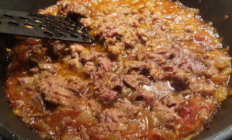 Afegiu la pasta a la salsa de carn a la paella. Remeneu i reduïu el foc a baix. Afegiu la pasta a la salsa de carn a la paella. Remeneu i reduïu el foc a baix.