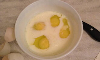 În acest moment, faceți sosul. Se amestecă ouăle cu laptele și se adaugă brânza, rasă pe răzătoarea grosieră. Ungeți forma cu ulei vegetal și puneți jumătate din paste. Apoi, ca umplutură, punem înăuntru carne tocată prăjită și ceapă, apoi un al doilea strat de paste și umplem cu sos. 