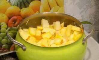 Voeg vervolgens de courgette en aardappelen toe aan de pan. Vul het voedsel met water, voeg zout toe en breng aan de kook.