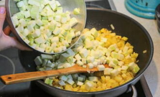 Kook de aardappelen ongeveer 10 minuten en voeg de courgette toe.
