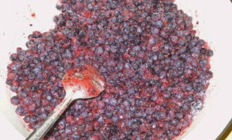 Sa oras na ito, ang mga berry at asukal ay kailangang pukawin upang mas mabilis na mailabas ang juice.