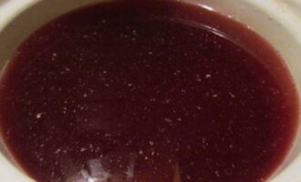 A continuació, aboqueu amb cura el líquid de color a la paella. Afegiu-hi sucre i deixeu-ho coure fins que estigui completament dissolt.