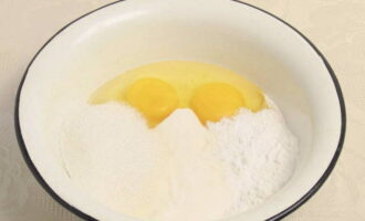 Làm nóng lò ở 180°C và nướng bánh trong đó khoảng 15 phút. Nó nên được nướng cho đến khi chín một nửa. Nếu nó bắt đầu sưng lên, thì chúng ta tạo thêm một vài vết thủng ở đó. Hãy chuyển sang việc chuẩn bị nhân bánh. Trong một hộp đựng riêng, trộn trứng với tinh bột, đường, kem chua và lượng protein còn lại.Thêm vani và trộn kỹ mọi thứ bằng máy đánh trứng.