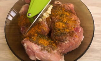 Să începem să pregătim carnea. Dupa ce s-au spalat bine pulpele de pui se adauga sare, piper si eventualele condimente pentru carne. In continuare adaugam usturoiul trecut prin presa si amestecam totul bine. Lăsați carnea marinată timp de 30 de minute.