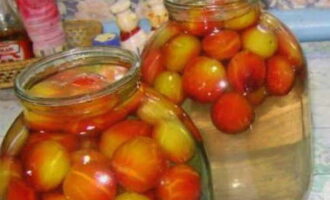 Turnați din nou apă dulce fierbinte peste nectarine. Închidem piesa de prelucrat cu un capac.
