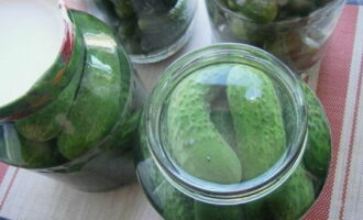 Vul de inhoud van de pot tweemaal met kokend water, laat het 15 minuten staan ​​en giet het onmiddellijk in de gootsteen.