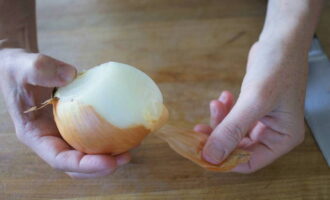Scapa de coaja de ceapa. Pentru a fi mai ușor de tocat ceapa, mai întâi tăiați-o în jumătate. Și apoi fiecare parte în cuburi mici.