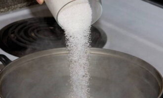 Ibuhos ang asukal sa tubig. Haluin ito at hintaying kumulo ang syrup. Magluto ng isa pang 3 minuto.