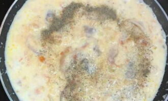 Verwijder de koppen en schelpen van gekookte bevroren garnalen, nadat u de schelpdieren eerder hebt ontdooid. Je kunt ook reeds schoongemaakte zeevruchten gebruiken. Doe de garnalen in een kom met saus. Breng op smaak met zout en peper. Meng goed zodat elke garnaal bedekt is met een laagje saus. Laat 5-7 minuten op laag vuur sudderen. Verwijder de koppen en schelpen van gekookte bevroren garnalen, nadat u de schelpdieren eerder hebt ontdooid.Je kunt ook reeds schoongemaakte zeevruchten gebruiken. Doe de garnalen in een kom met saus. Breng op smaak met zout en peper. Meng goed zodat elke garnaal bedekt is met een laagje saus. Laat 5-7 minuten op laag vuur sudderen.