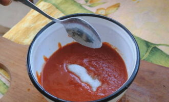 Terwijl de komkommers weken, bereid je de marinade voor. Meng kristalsuiker, zout en kaneel door de tomatenpuree. Roer alles grondig door en kook op laag vuur tot de zout- en suikerkristallen volledig zijn opgelost. Voeg op het einde azijn toe en zet het vuur uit. Terwijl de komkommers weken, bereid je de marinade voor. Meng kristalsuiker, zout en kaneel door de tomatenpuree. Roer alles grondig door en kook op laag vuur tot de zout- en suikerkristallen volledig zijn opgelost. Voeg op het einde azijn toe en zet het vuur uit.