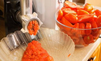 Vervolgens passeren we alle tomaten door een vleesmolen of malen ze in een blender. Vervolgens passeren we alle tomaten door een vleesmolen of malen ze in een blender.