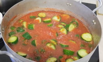 Voeg na deze tijd de gehakte komkommers toe en kook nog 5-7 minuten.