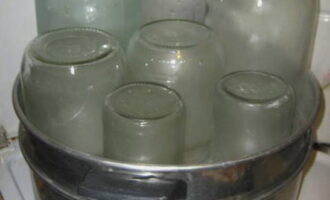 În acest moment, sterilizați borcanele cu capace. Folosim orice metodă obișnuită pentru aceasta.