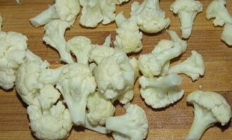Hugasan namin ang cauliflower at ihiwalay ito sa mga inflorescence.