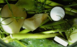 Després del vinagre, afegiu pastilles d'aspirina i enrotlleu amb una tapa esterilitzada. Aquest senzill procés de cocció s'ha completat. Després del vinagre, afegiu pastilles d'aspirina i enrotlleu amb una tapa esterilitzada. Aquest senzill procés de cocció s'ha completat.