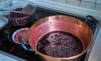 Hayaang lumamig ang pinaghalong at idagdag ang mga berry gamit ang isang slotted na kutsara. Lutuin ang natitira hanggang sa lumapot.