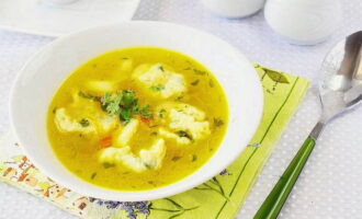 In 10 minuten. Nadat we de aardappelen aan de kook hebben gebracht, voegen we de knoedels en gebakken uien en wortels toe aan de bouillon. In hete soep zullen de dumplings merkbaar groter worden, dus in eerste instantie moeten ze klein worden gemaakt. Proef en voeg zout, laurier en peper toe.Kook nog 5 minuten, voeg greens toe. Hierna kan soep met dumplings in kippenbouillon u al verrassen met zijn smaak, rijkdom en aroma. Eet smakelijk! 