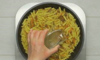 Când tocanita este suficient de caldă, adăugați pastele fierte la ea. Adăugați condimente și sare. Amesteca bine. Apoi adăugați o bucată de unt. Va ajuta la îmbunătățirea gustului preparatului finit. Se amestecă. Se toarnă aproximativ jumătate de pahar de apă fiartă și se fierbe pastele stil navy timp de încă 5 minute, acoperind cu un capac.