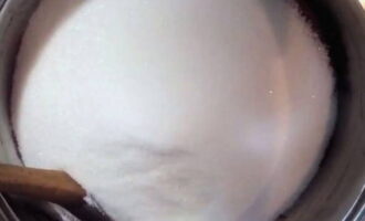 După ce fructele de pădure s-au răcit, adăugați zahăr și fierbeți gemul încă o jumătate de oră, amestecând continuu. În timp ce dulceața se gătește, sterilizează borcanele. Apoi turnați dulceața pregătită în ele și închideți capacele. Lăsați borcanele pe blat până se răcesc complet, apoi puneți-le într-un loc răcoros și întunecat.