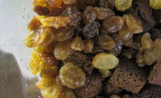 Afegiu panses al pa negre. A més de gust i aroma, és necessari per accelerar el procés de fermentació.