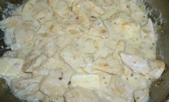 Un cop espesseixi la salsa, retireu la cassola del foc i aboqueu la salsa sobre el pollastre. Tapeu la cassola amb una tapa i deixeu coure la barreja a foc lent durant 5 minuts. 