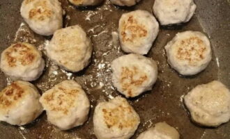 Pune tigaia pe aragaz. Adăugați ulei vegetal și distribuiți-l folosind o spatulă sau o perie de silicon. Asezati chiftelele in tava la mica distanta una de alta. Ar trebui să se gătească uniform. Gatiti chiftelele timp de 10 minute. Întoarceți-le constant, astfel încât să fie fierte pe toate părțile. Cand chiftelele sunt gata, scoatem cratita de pe aragaz. Pune tigaia pe aragaz. Adăugați ulei vegetal și distribuiți-l folosind o spatulă sau o perie de silicon. Asezati chiftelele in tava la mica distanta una de alta. Ar trebui să se gătească uniform. Gatiti chiftelele timp de 10 minute. Întoarceți-le constant, astfel încât să fie fierte pe toate părțile. Cand chiftelele sunt gata, scoatem cratita de pe aragaz.