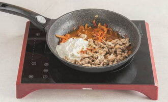 Apoi, turnați bulion de vită la temperatura camerei și fierbeți timp de 10-15 minute până când ceapa se înmoaie complet. În această etapă, readuceți carnea prăjită în tigaie și amestecați bine tot conținutul, adăugând treptat smântână. Apoi, turnați bulion de vită la temperatura camerei și fierbeți timp de 10-15 minute până când ceapa se înmoaie complet.În această etapă, readuceți carnea prăjită în tigaie și amestecați bine tot conținutul, adăugând treptat smântână.