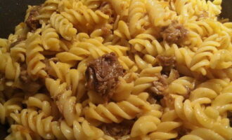 Tapeu el plat amb una tapa i deixeu-ho coure a foc lent uns minuts. El plat fragant, apetitós i satisfactori està llest, només cal posar-lo en plats i provar-lo. Bona gana! Tapeu el plat amb una tapa i deixeu-ho coure a foc lent uns minuts. El plat fragant, apetitós i satisfactori està llest, només cal posar-lo en plats i provar-lo. Bona gana!