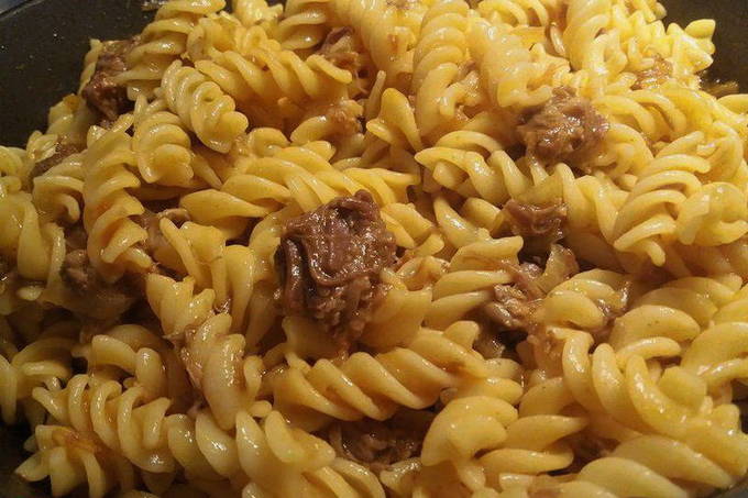 Pasta marina amb carn guisada