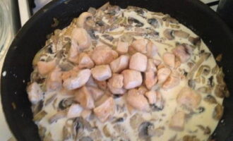 Zet het vuur voor champignons lager en giet er room overheen. Voeg de gehakte kipfilet toe en verwarm gedurende 5 minuten. Voeg zout toe om te voorkomen dat de room gaat stremmen en dek de pan niet af met een deksel. Eet smakelijk! 