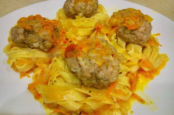 Cuiburi de paste cu carne tocată într-o tigaie