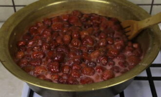 Puneți fructele de pădure infuzate la foc mic și aduceți treptat la fierbere. Amestecați ușor, astfel încât să nu se ardă nimic pe fund și încercați să nu deteriorați boabele. Pentru comoditate, puteți fierbe dulceața pe părți într-o cratiță mai mică și, de preferință, cu fundul gros și pereții. După fierbere, gătiți fructele de pădure timp de 6 minute, apoi luați de pe foc și lăsați până se răcesc complet. Acest lucru durează în medie 8 ore.