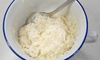 Paghaluin ang lahat ng mga sangkap hanggang sa makinis upang makabuo ng isang makapal na timpla, na pagkatapos ay gagamitin upang pahiran ang karne.