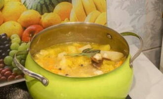 We vullen het gerecht aan met kruiden. Kook gedurende 25 minuten tot de groenten gaar zijn en maal ze vervolgens fijn met een staafmixer.