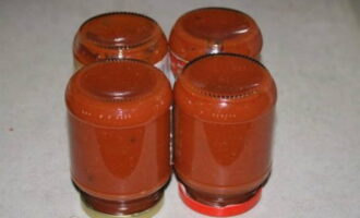 Se toarnă produsul fierbinte în borcane sterilizate. Rulați-le, întoarceți-le cu susul în jos și lăsați-le până se răcește complet.